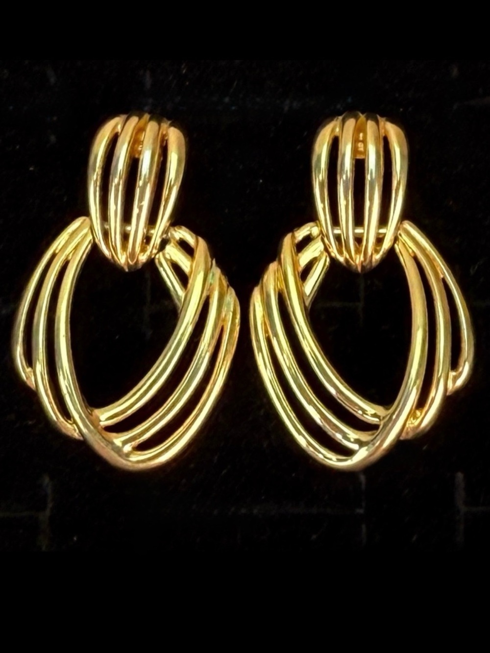 Pretty goldtone, vintage Monet lightweight pierced earrings